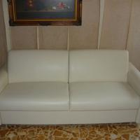 Divano letto in pelle bianco con pouf