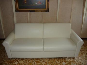 Divano letto in pelle bianco con pouf