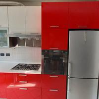 cucina arossa e bianca L 375 H 235 cm P 60 cm