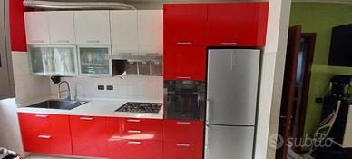 cucina arossa e bianca L 375 H 235 cm P 60 cm