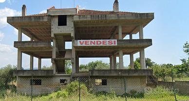Palazzina in costruzione e terreno