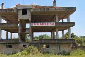 Palazzina in costruzione e terreno