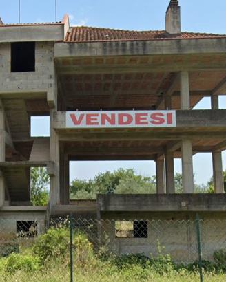 Palazzina in costruzione e terreno
