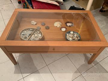 Tavolino in legno zona giorno con vetrinetta