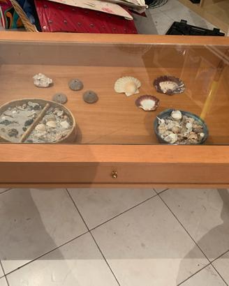 Tavolino in legno zona giorno con vetrinetta