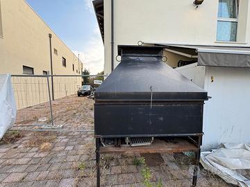 Grande barbecue nero con cappa e chiusura frontale