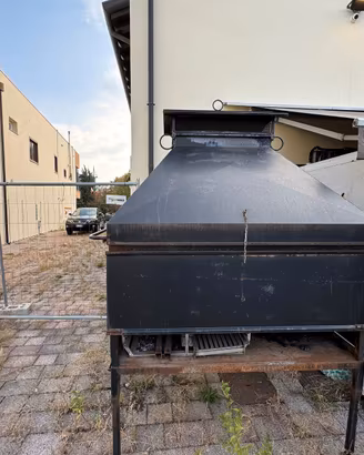 Grande barbecue nero con cappa e chiusura frontale