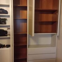 Armadio da camera con ante, specchio e cassettiera