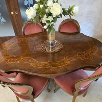 tavolo in legno intarsiato 