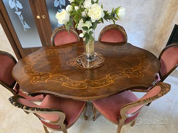 tavolo in legno intarsiato 