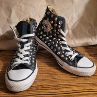 CONVERSE All Star nere borchiate.