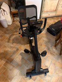 Mini palestrina con cyclette e pedana vibrante