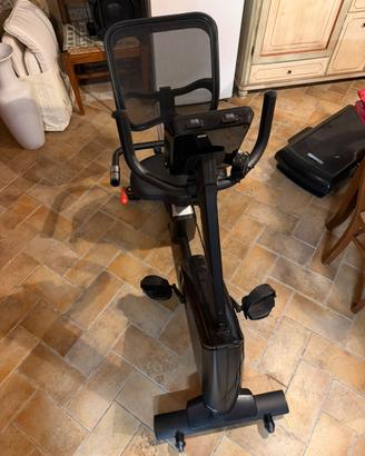 Mini palestrina con cyclette e pedana vibrante