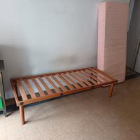 Letto singolo in legno con materasso
