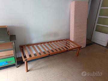 Letto singolo in legno con materasso