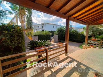 VILLA SU TRE LIVELLI A CARINI