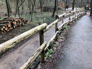 Recinzioni con pali in castagno scortecciato