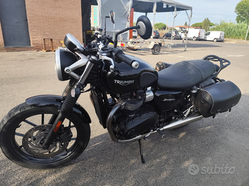 Triump street twin