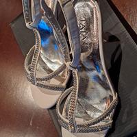 Sandali eleganti bianchi con strass. Numero 38.