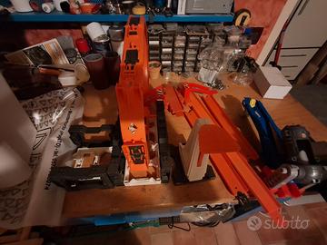 parti di pista Hot Wheels più macchinina inclusa 