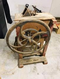 Antica sgranatrice agricola per mais