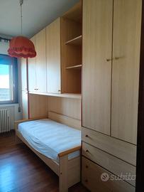 Gratis armadio a ponte con letto e materasso