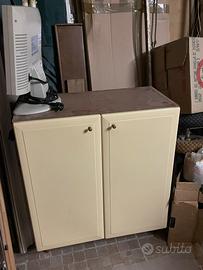 Due mobiletti bagno un pensile e due mensole