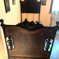 Letto antico in ferro con decori e madreperla