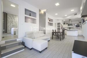 QUADRILOCALE COMPLETAMENTE RISTRUTTURATO E CON ENT