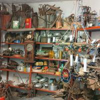 intero magazzino di vecchi attrezzi