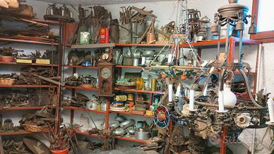 intero magazzino di vecchi attrezzi