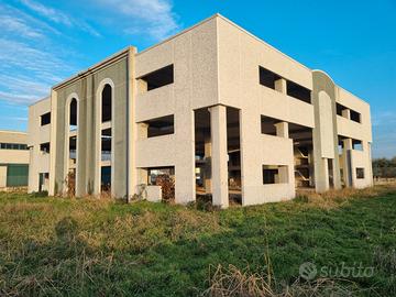 In zona servitissima, porzione di capannone