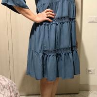 Abito in denim con lavorazione in sangallo