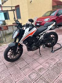 KTM DUKE 390.