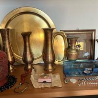 Vasi alti e vassoio vintage in ottone e orologi