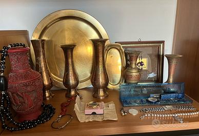 Vasi alti e vassoio vintage in ottone e orologi