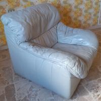 poltrona in pelle grigio chiaro