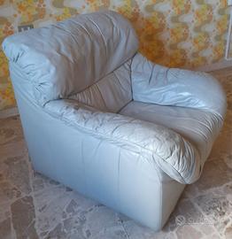 poltrona in pelle grigio chiaro