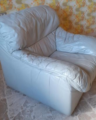 poltrona in pelle grigio chiaro