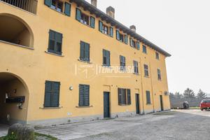 BILOCALE CON POSTO AUTO IN CENTRO A MERONE