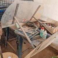 banco con sega da legno e trascinatore per cornici