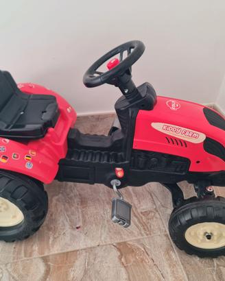 Trattore giocattolo a pedali