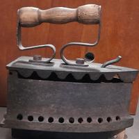 vecchio ferro da stiro a carbone