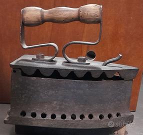 vecchio ferro da stiro a carbone