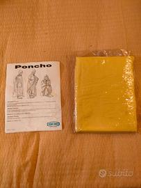 Poncho impermeabile in vinile con cappuccio