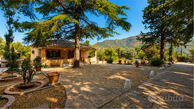 Casa indipendente immersa nel verde
