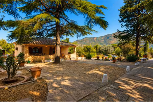 Casa indipendente immersa nel verde
