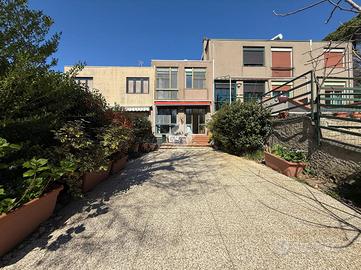 VILLA A SCHIERA A AREZZO