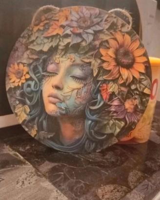 Decorazione artistica legno viso Donna
immersa in 