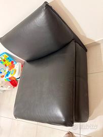 Divano in vera pelle nero con pouf coordinato